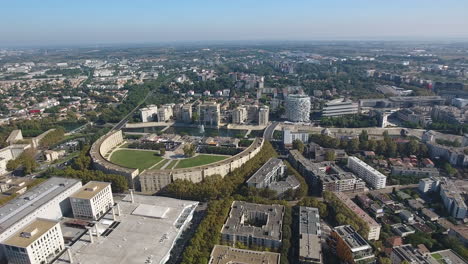 Drohnenansicht-In-Richtung-Le-Lez-In-Montpellier-Antigone.-Wohnstadtgebiet-Frankreich